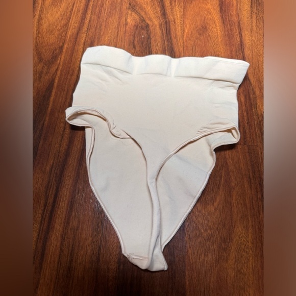 SKIMS SEAMLESS SCULPT MID WAIST THONG Large NWOT - Picture 4 of 4